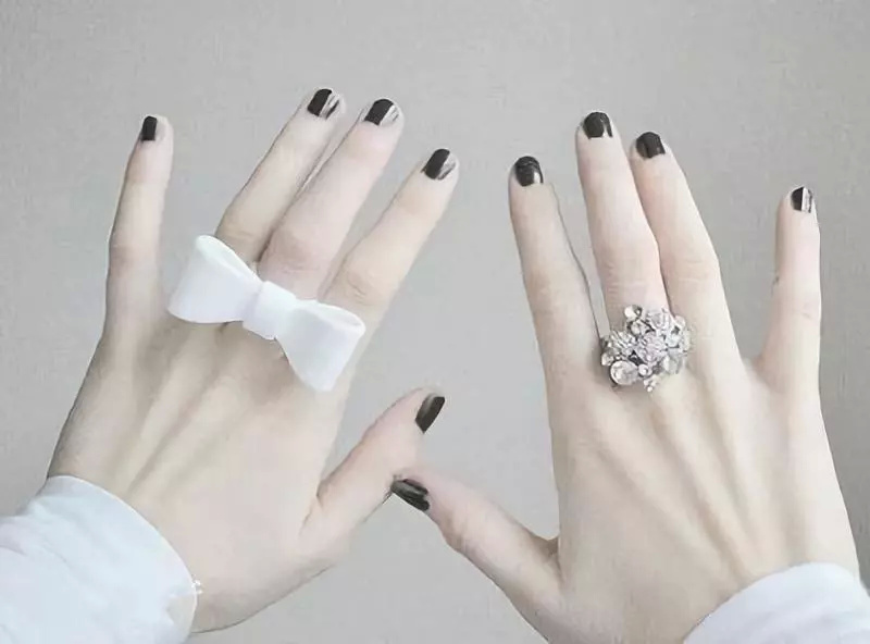 送戒指给女生代表什么意义 戒指戴左手还是右手
