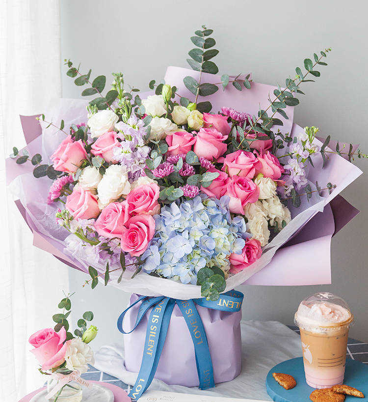 和女友一块跨年，送鲜花给她让节日更浪漫