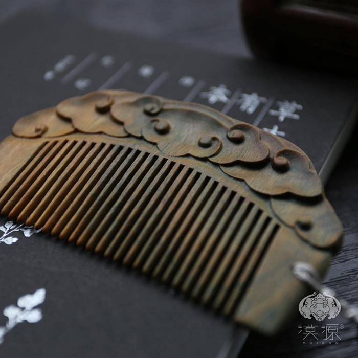 中式雕花刻字木梳