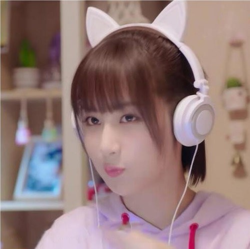女孩头戴式猫耳耳机