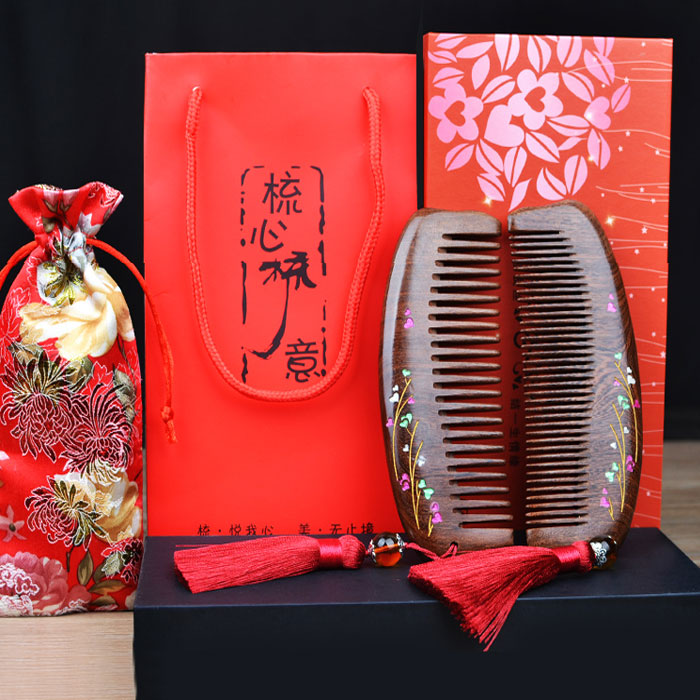 喜结连理结婚对梳