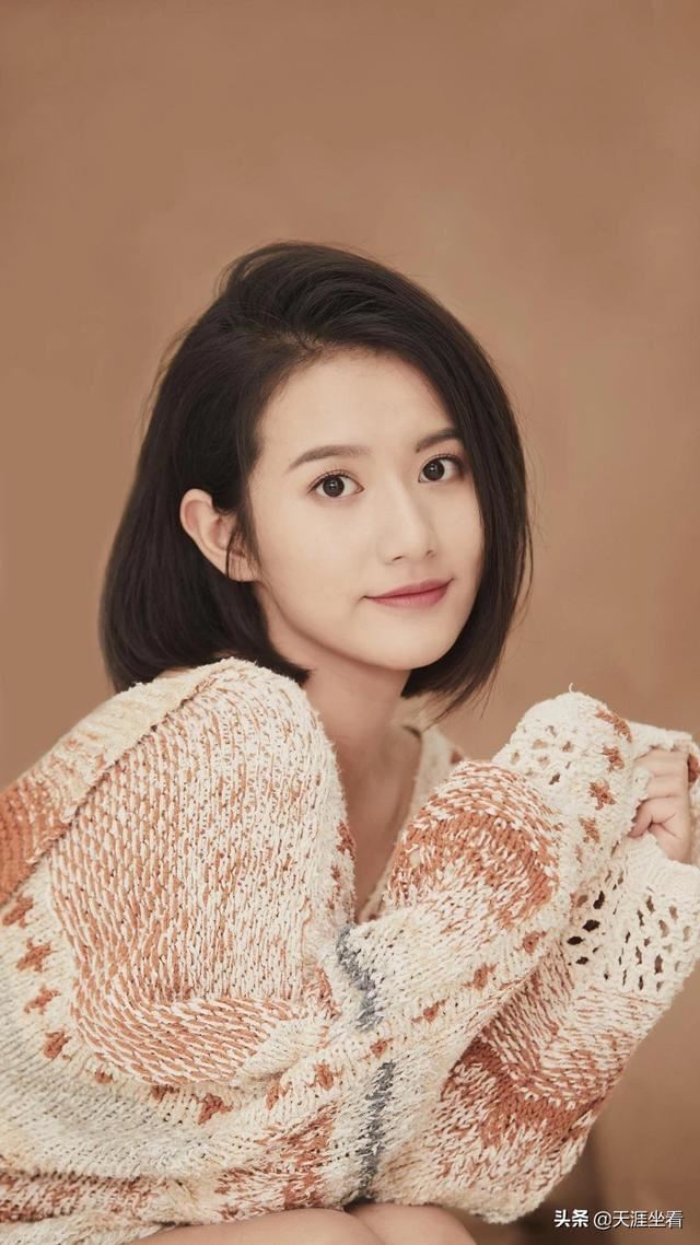 我们已经订婚了，过年去女方家拜年，女方的亲戚应该送点什么？