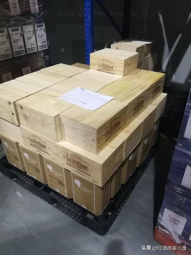 我想买一批进口红酒送礼，请问送什么品牌的红酒比较有面子？