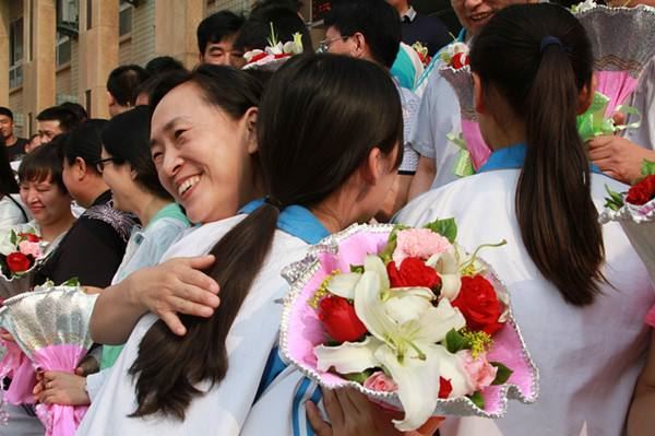 班主任结婚！作为他的学生应该送什么礼物？要有意义又不贵的？