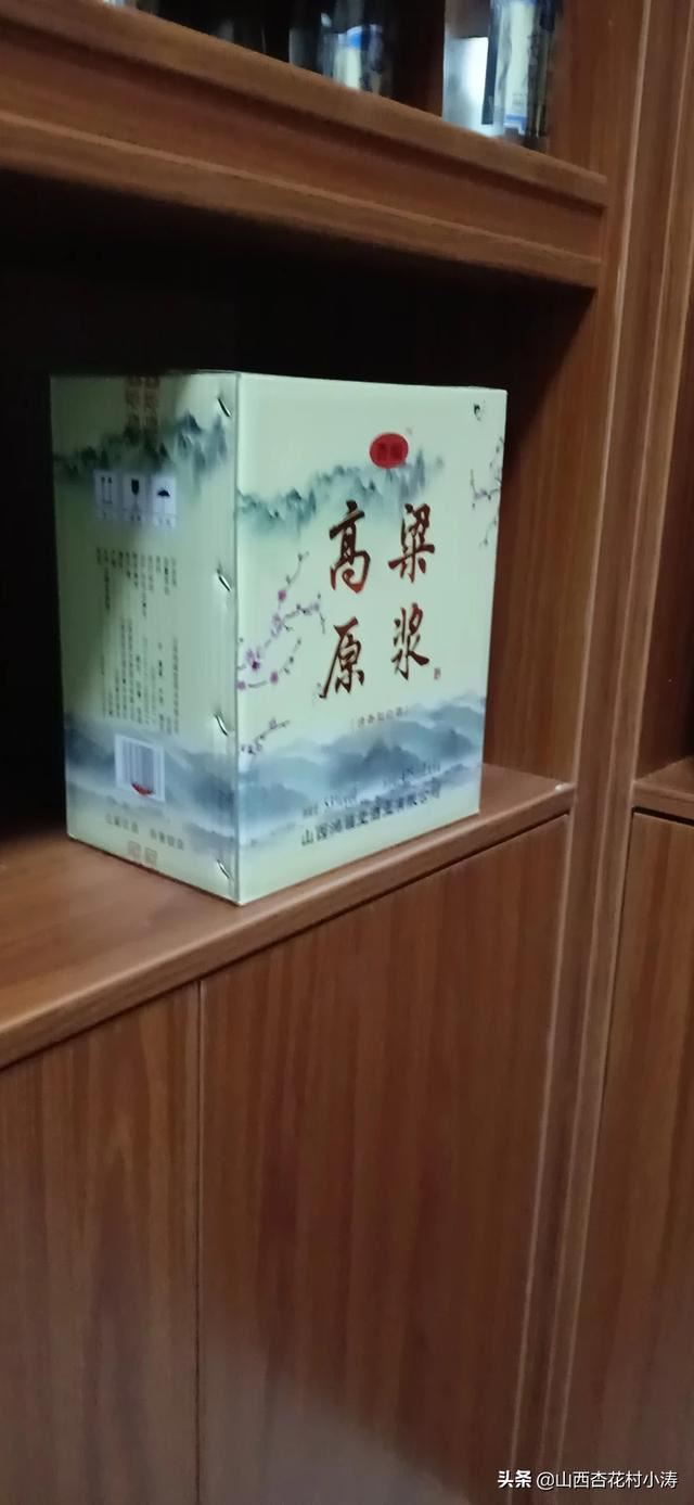 想在一百到两百之间买一箱白酒送人。买什么酒好？