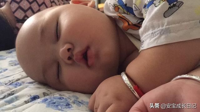刚出生的婴儿，作为舅妈舅舅应该送什么？