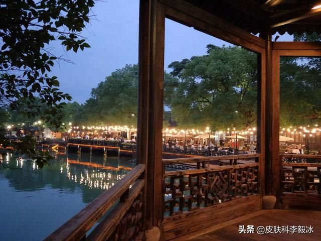 想从杭州带点特产回去送人，有啥好的推荐不？