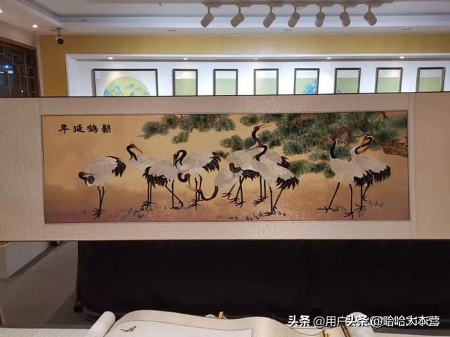 给三十多岁的男领导送礼，朋友们知道送什么好呢？请告知？