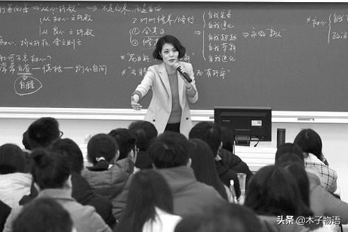 回答我们老师40岁左右,是女语文老师,送些什么好呢?
