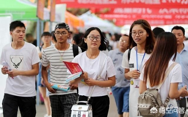 大学给辅导员送礼怎么送？不知道怎么给他，直接拿到办公室吗？