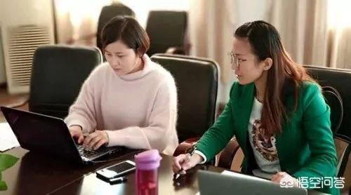 大学给辅导员送礼怎么送？不知道怎么给他，直接拿到办公室吗？