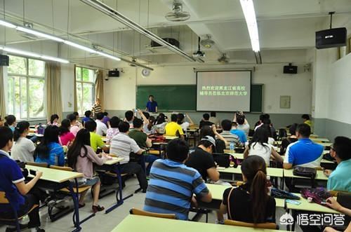 大学给辅导员送礼怎么送？不知道怎么给他，直接拿到办公室吗？