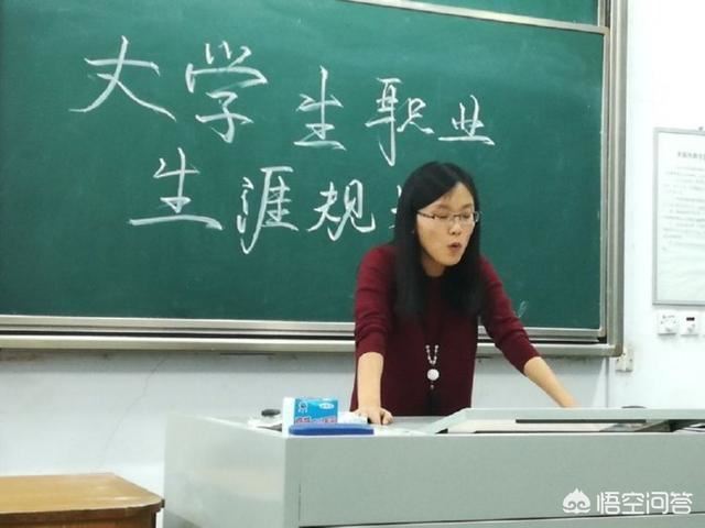 大学给辅导员送礼怎么送？不知道怎么给他，直接拿到办公室吗？