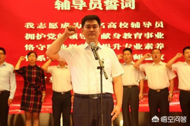 大学给辅导员送礼怎么送？不知道怎么给他，直接拿到办公室吗？
