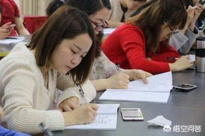 大学给辅导员送礼怎么送？不知道怎么给他，直接拿到办公室吗？