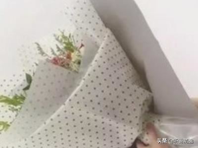 包花束的包装纸怎么折？