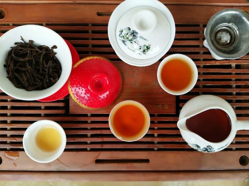 给七八十岁老人送茶叶，应该选用什么品种的茶叶？
