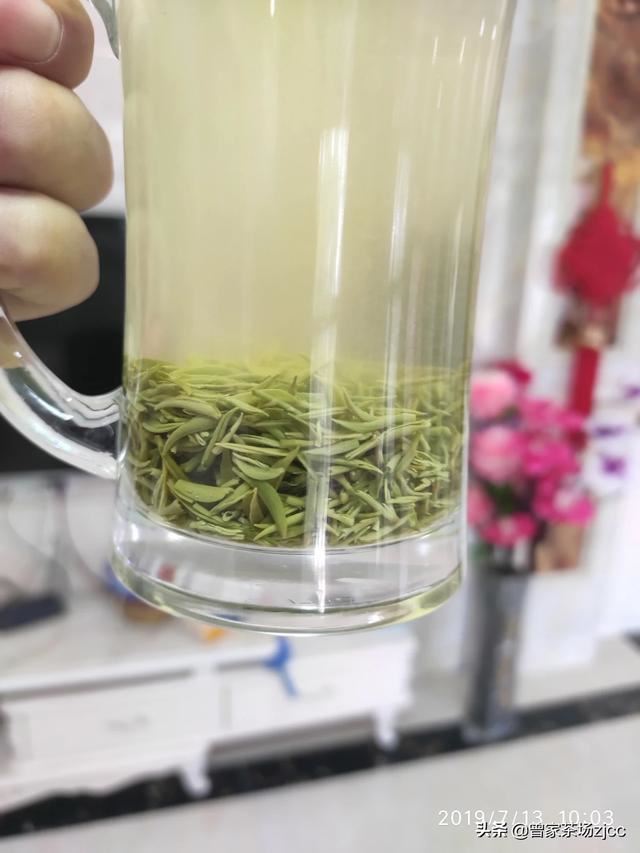 刚到一个单位去上班，我想给领导送包茶叶，怎么说好呢？