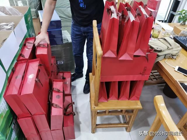 想送领导一盒茶叶，送什么茶叶好呢？