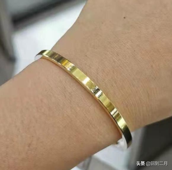妈妈马上就要60岁生日了，想送个金手镯给妈妈，有谁能给点意见，哪个品牌的好?谢谢？