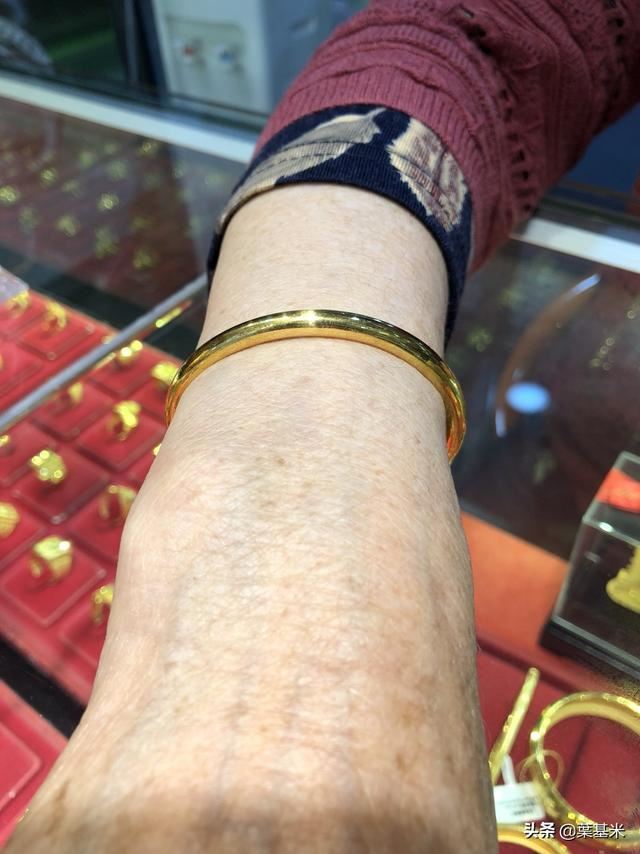 妈妈马上就要60岁生日了，想送个金手镯给妈妈，有谁能给点意见，哪个品牌的好?谢谢？