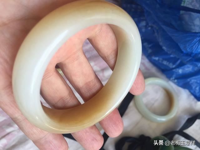 5000元，采购是女的，35岁左右，送什么礼品合适呢？