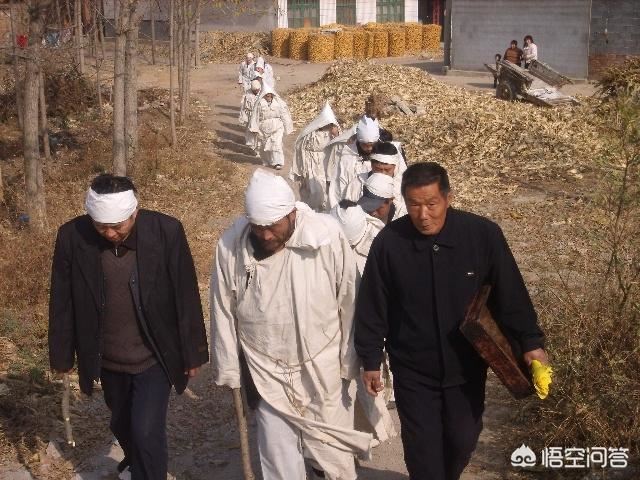 按中国的传统，老人去世，整个葬礼的流程是怎样的？
