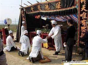 按中国的传统，老人去世，整个葬礼的流程是怎样的？