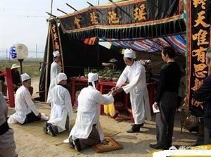 按中国的传统，老人去世，整个葬礼的流程是怎样的？