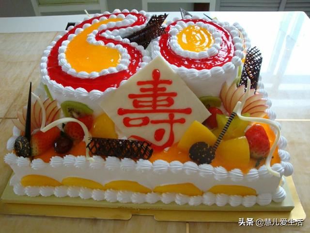 请问我22岁，对象的奶奶过生日，我第一次去，请问要买什么东西比较合适呢？