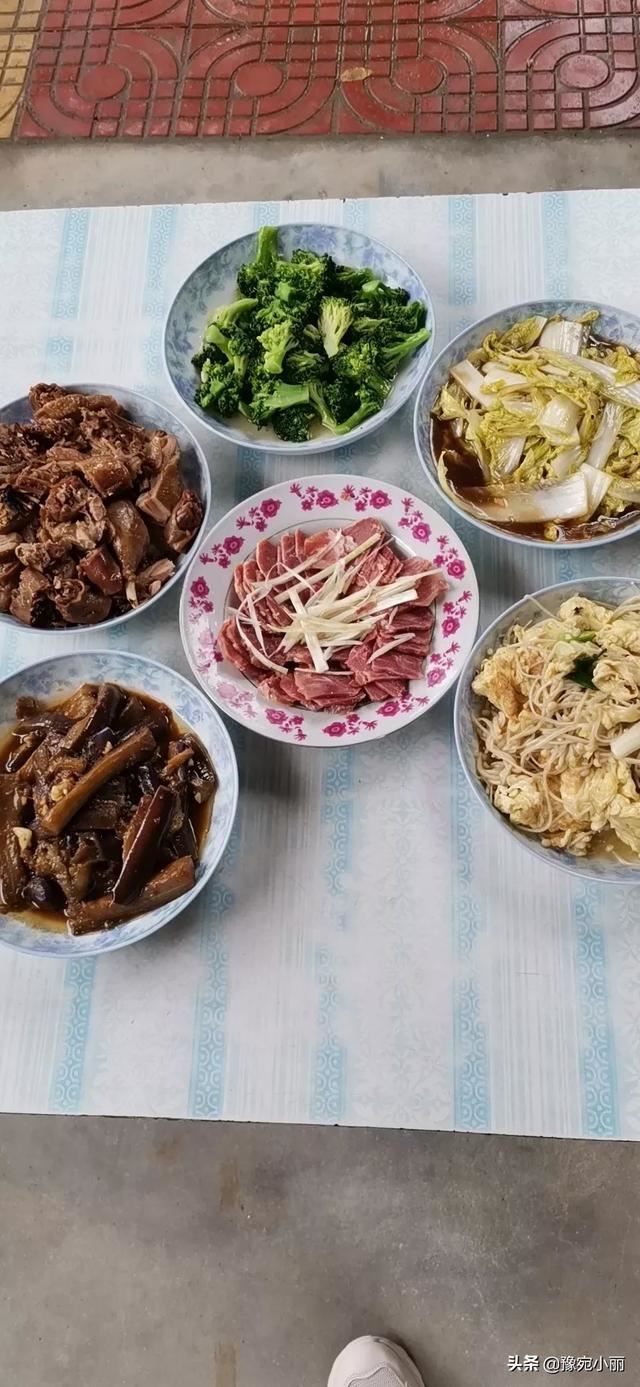 妈妈生日该送什么礼物好呢？要有诚意的。贺卡？还是什么啊？
