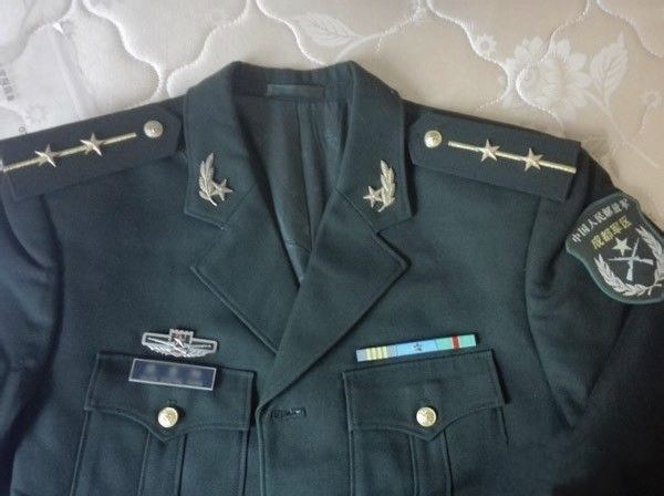 军礼服配饰穿戴方法？