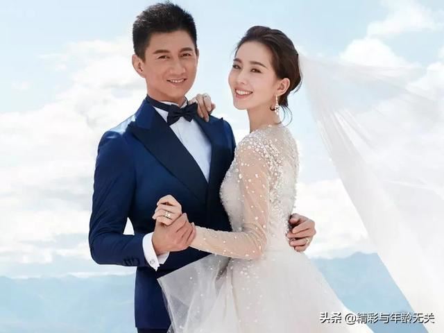 回答婚纱或者礼服。除了白色还有什么颜色比较好看呢?