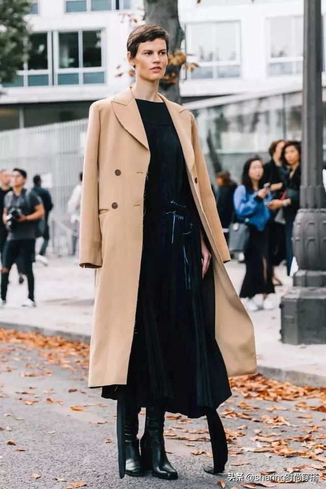 黑色礼服裙应该搭配什么颜色的外套？