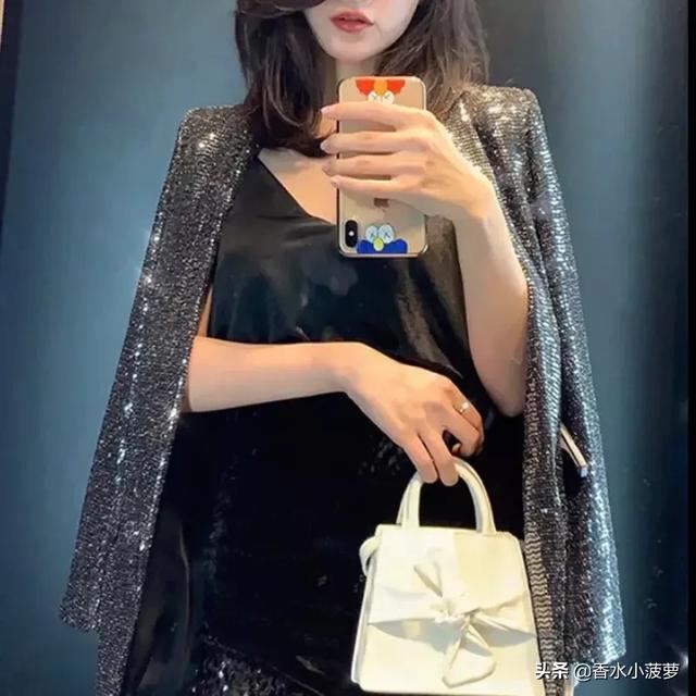 黑色礼服裙应该搭配什么颜色的外套？