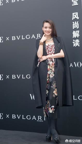 黑色礼服裙应该搭配什么颜色的外套？