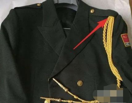 礼服绶带佩戴方法？
