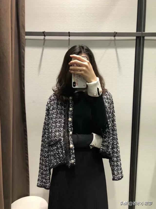 黑色礼服裙应该搭配什么颜色的外套？