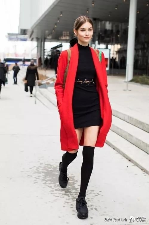 黑色礼服裙应该搭配什么颜色的外套？