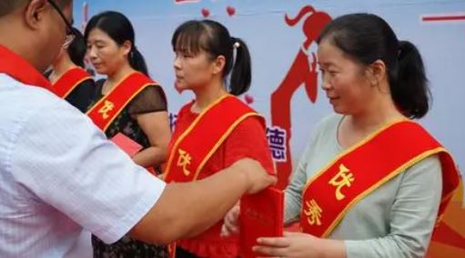 礼服绶带怎么挂？