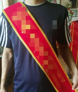 礼服绶带怎么挂？