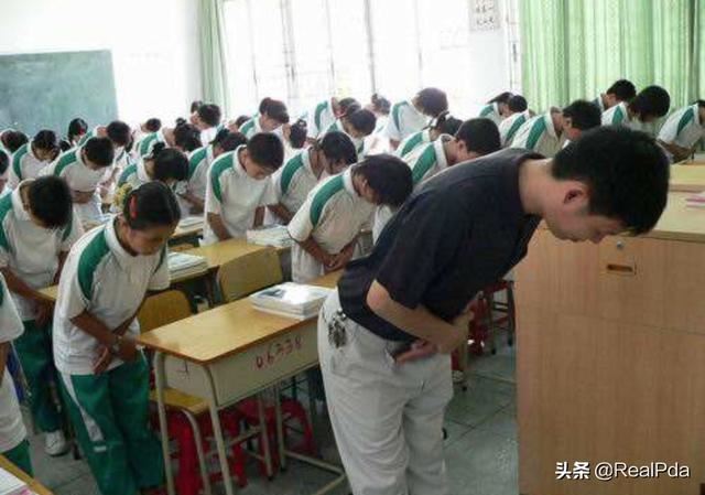 回答写一篇关于扬州大学重拾“上课礼”观点的作文?